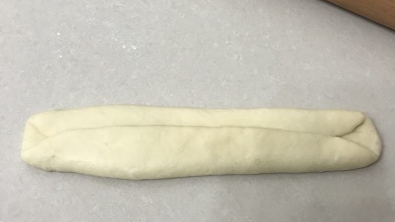 奶香老式面包,两边向中间折叠压实