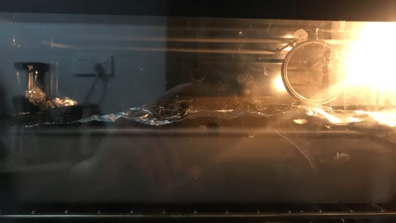奶香老式面包,送进提前预热好的烤箱中层上下火180度28分钟，上色满意后加盖锡纸