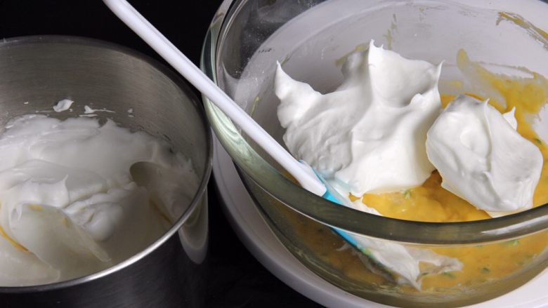 香葱肉松蛋糕,取三分之一的蛋白进蛋黄糊中。