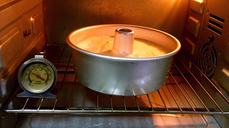 香葱肉松蛋糕,烤箱预热至150度，模具送入烤箱，时间40分钟。