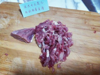 香菜炒牛肉,之后再将牛肉切片，最好切的薄一些，那样炒出来的口感特别好，嫩滑。