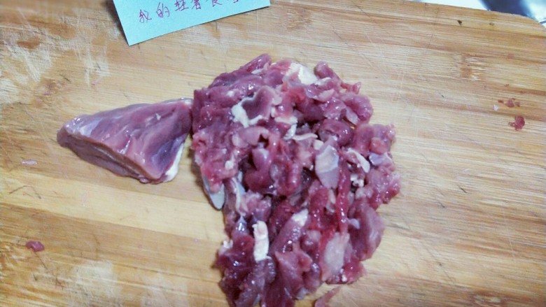 香菜炒牛肉,之后再将牛肉切片，最好切的薄一些，那样炒出来的口感特别好，嫩滑。