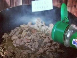 香菜炒牛肉,待牛肉炒至变色后，加入胡椒粉，翻炒均匀，关火。(牛肉一定不要炒的时间长，那样口感不好)从牛肉放入锅中后一共2分钟的样子。