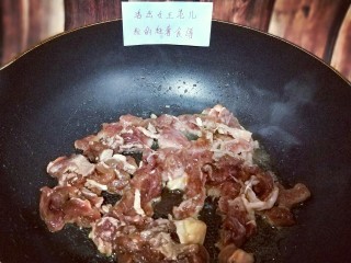 香菜炒牛肉,再将腌制好的牛肉倒入锅中，快速翻炒。
