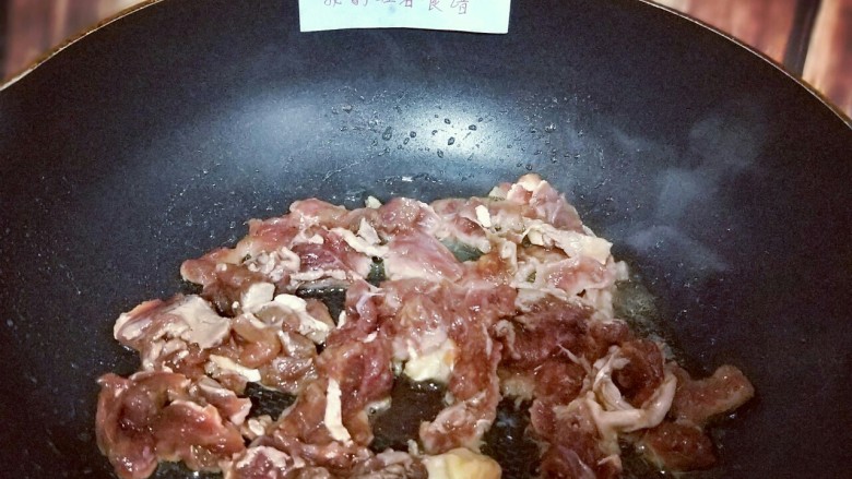 香菜炒牛肉,再将腌制好的牛肉倒入锅中，快速翻炒。