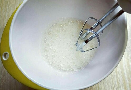 葱香芝麻肉松蛋糕片,电动打蛋器将蛋白告诉打发至呈现鱼眼泡时候，加入三分之糖粉，继续高速打发。