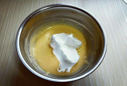 葱香芝麻肉松蛋糕片,用硅胶刀取三分之的蛋白放入蛋黄糊容易中，翻拌均匀(切记手法，不要划算搅拌，以免消泡) 从底下往上翻拌，手法要轻轻的。 再取三分之一的蛋白霜加入蛋黄糊中，继续上面的手法，翻拌直至看不到蛋白霜。