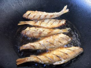 小杂鱼一锅出,将鱼的两面煎至金黄色。