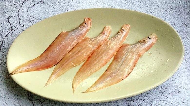 小杂鱼一锅出,将小比目鱼的一面刮鳞，一面去皮，去除内脏和头，清洗干净。