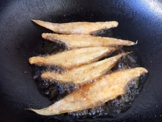 小杂鱼一锅出,将鱼的两面煎至金黄色。
