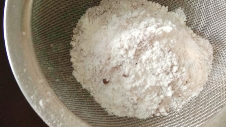 网红脏脏蛋糕~~安安原创食谱,一次性筛入低筋面粉；