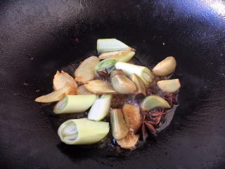 小杂鱼一锅出,热锅凉油，放入佐料煸炒出香味。
