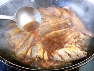 小杂鱼一锅出,炖的时候要不停的转动锅，要反复多次的将汤汁淋在鱼的身上。大火将汁收浓即可。