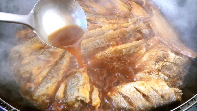 小杂鱼一锅出,炖的时候要不停的转动锅，要反复多次的将汤汁淋在鱼的身上。大火将汁收浓即可。