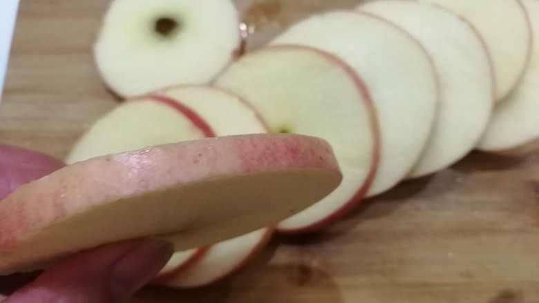 自制苹果干（烘干机版）,然后把苹果切成厚约3~4毫米的苹果片（不要太薄，太薄烘干后没口感）