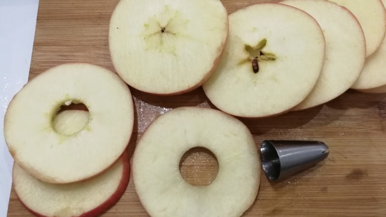 自制苹果干（烘干机版）,再用合适的裱花嘴把苹果片中间的核去掉