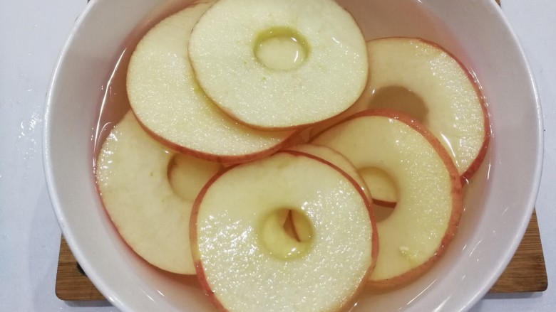 自制苹果干（烘干机版）,然后把苹果片放入盐水中泡着过下水，这样可以让苹果片不容易氧化变黑