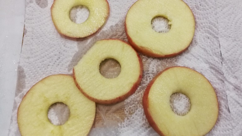 自制苹果干（烘干机版）,再把苹果片捞起用厨房纸巾控干水