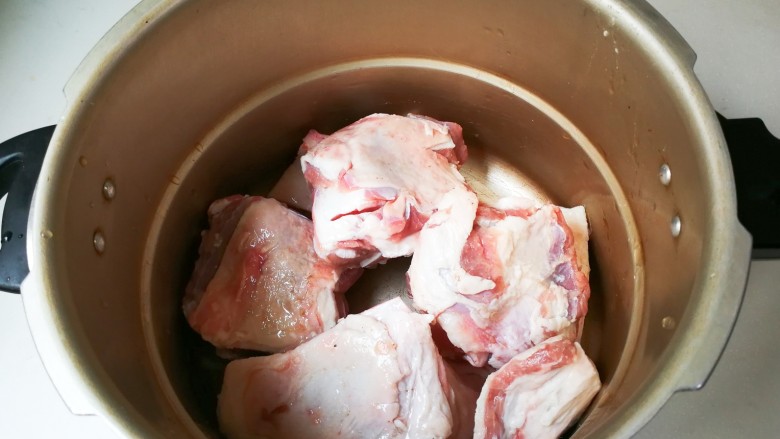 清亮宁夏羔羊腿汤,羊腿肉沥干水放入高压锅