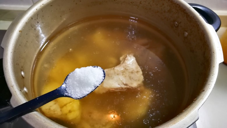 清亮宁夏羔羊腿汤,等高压锅自动排掉气，放适量盐焖一小时