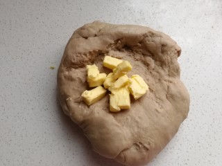奥利奥面包卷,加入软化的黄油，继续揉面至完全扩展阶段