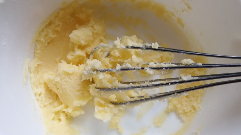 奥利奥面包卷,面团静置期间我们来做夹馅：把软化好的黄油加入糖粉用手抽搅拌均匀，无需打发彻底混合均匀即可。