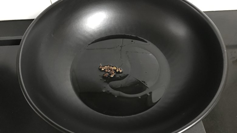 茄汁排骨,锅中倒入适量油加入花椒。