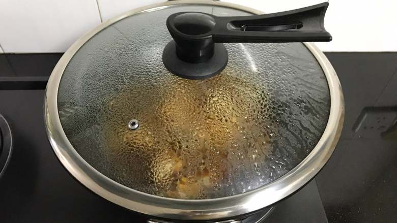 茄汁排骨,盖上锅盖中小火焖煮30分钟左右。