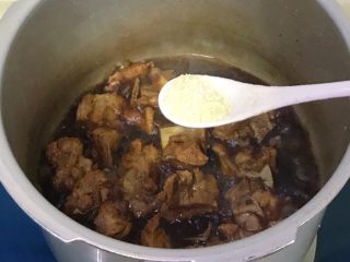 高压锅快速焖猪骨,煮至汤汁变浓稠，色泽红亮，加入少许鸡精提鲜