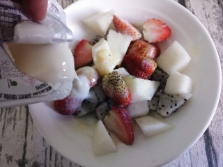 创意火龙果酸奶水果捞,倒一盒酸奶