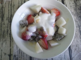 创意火龙果酸奶水果捞,如图
