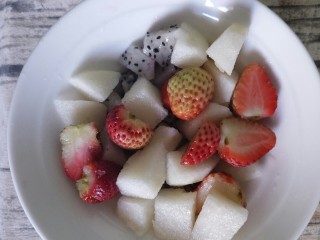 创意火龙果酸奶水果捞,把所有水果放一个碗里