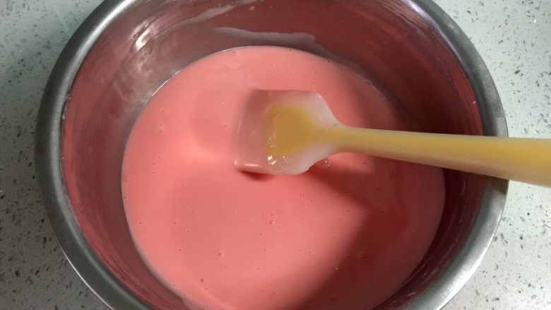 红心火龙果甜甜圈,把油和面糊拌至融合，成为顺滑的面糊。