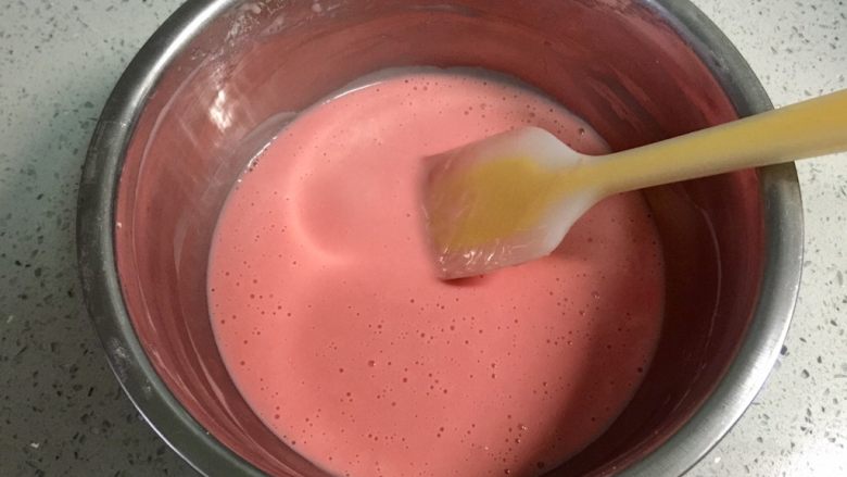 红心火龙果甜甜圈,把筛好的粉性材料分三次拌近鸡蛋液里，搅拌至没有干粉的状态。