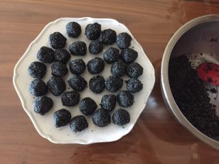 小萌狗黑芝麻汤圆,把猪油（或黄油）隔热水融化，和黑芝麻、细砂糖一起拌匀，揉成10克左右的小圆球，放入冰箱冻硬。