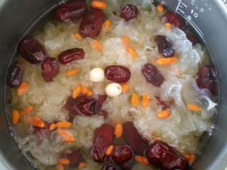 红枣枸杞银耳汤,高压锅选煮粥档，20分钟。