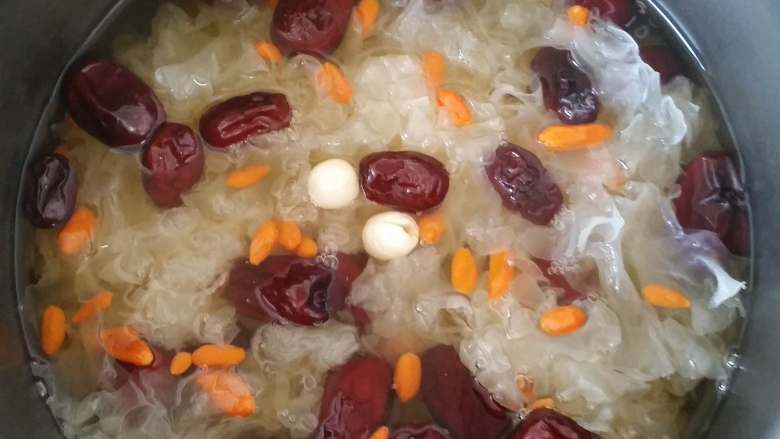 红枣枸杞银耳汤,高压锅选煮粥档，20分钟。