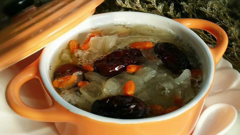 红枣枸杞银耳汤,一次喝不了没关系，晾凉后可以密封好，放冰箱冷藏保存，随时取用。