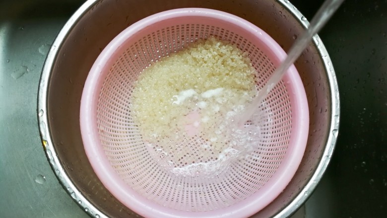 三心二意～红枣大米山芋干粥,大米放水清洗干净