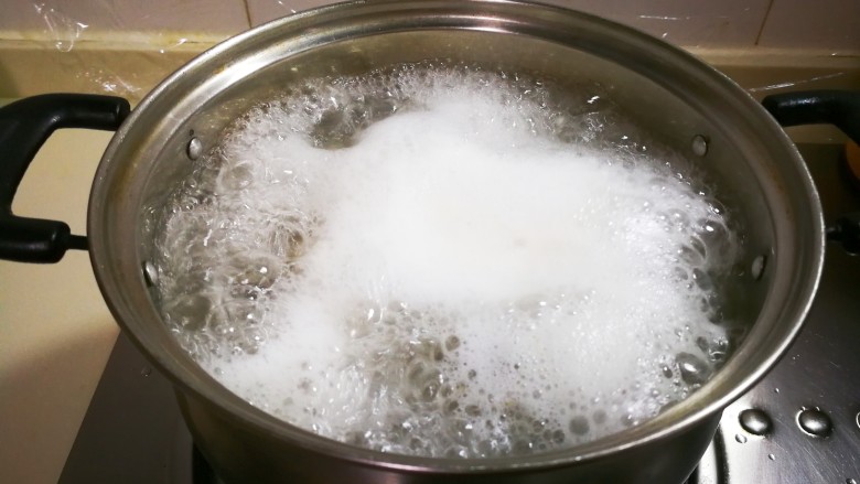 三心二意～红枣大米山芋干粥,放在煤气灶上烧开
