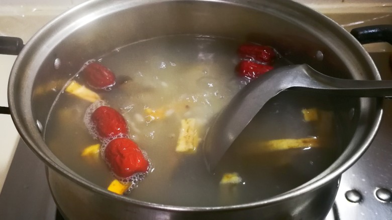 三心二意～红枣大米山芋干粥,小火烧二十分钟，中途用勺子搅拌几次，防止糊锅