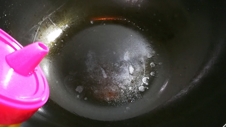 欣欣向荣香菇菜心,热锅倒适量食用油油