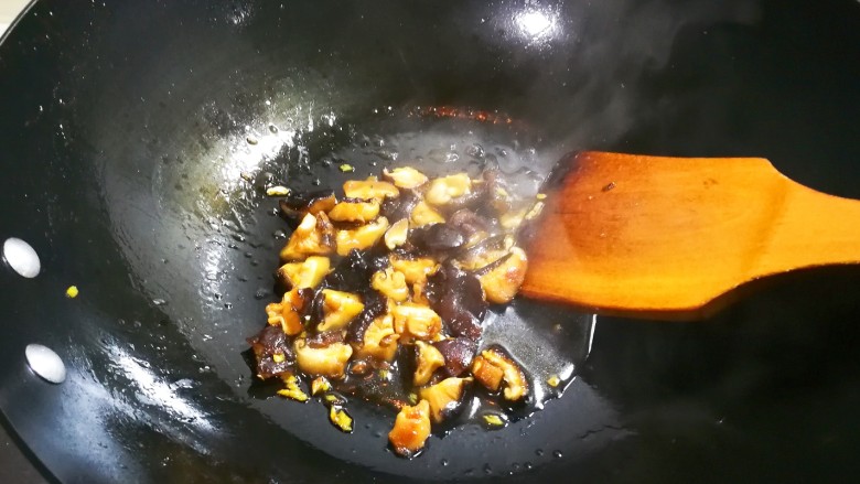 欣欣向荣香菇菜心,烧开倒在菜苔上面