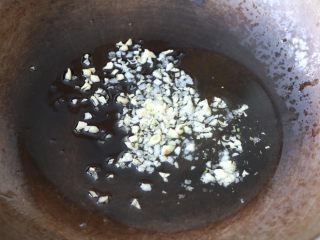 土豆豆角焖饭,锅内放适量的色拉油，放入大蒜末炒香；