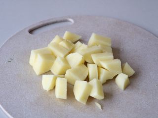 土豆豆角焖饭,土豆去皮切成小块，放入清水洗掉表面的淀粉；