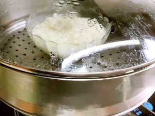 用酸奶机自制醪糟🤗,下层用适合烧水的2100度，烧水至沸腾。上层蒸笼内放入糯米，加盖蒸煮25分钟。