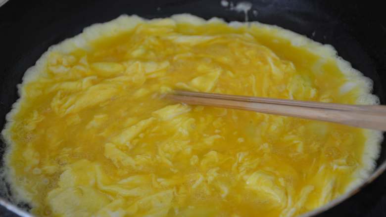 茭瓜鸡蛋虾皮水饺,用筷子不停搅拌。