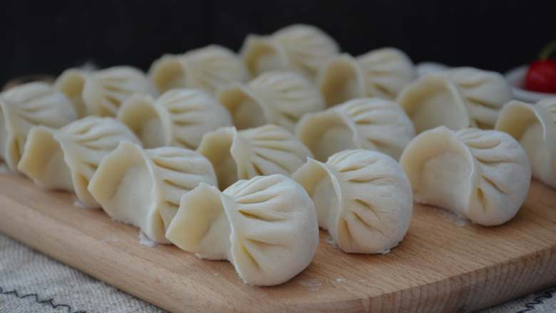 茭瓜鸡蛋虾皮水饺,剩余的面团按此步骤依次包好。