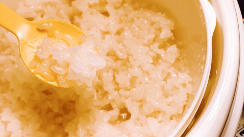 用酸奶机自制醪糟🤗,混合着米酒的糯米成为醪糟。醪糟可以用来制作醪糟鸡蛋和醪糟汤圆等风味食品，口味酸甜，别具一格。