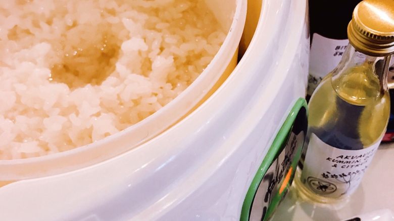 用酸奶机自制醪糟🤗,开盖检查酒窝，经发酵后以出半窝米酒为宜。